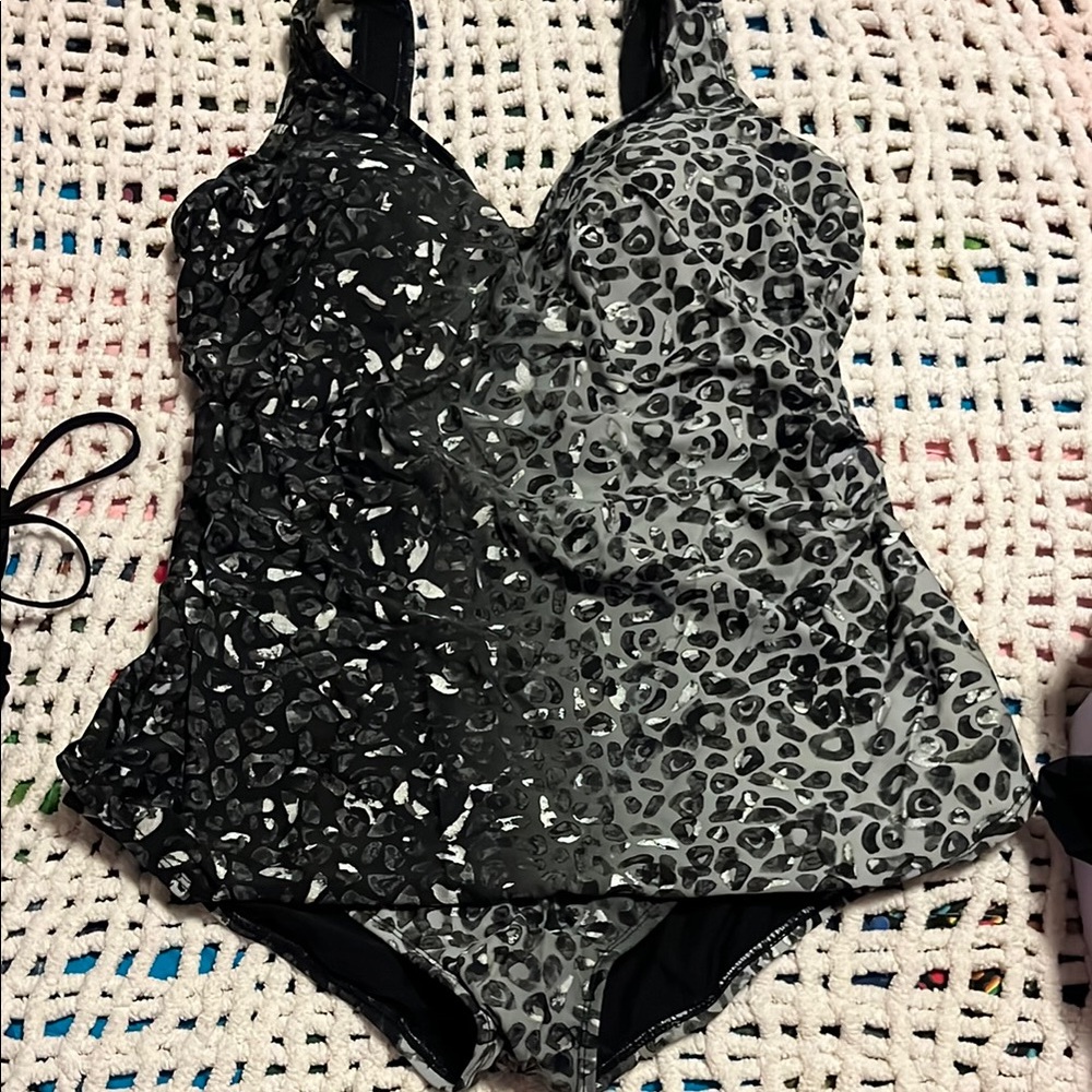 Women’s Black & Gray Leopard Print One-Piece Swimsuit